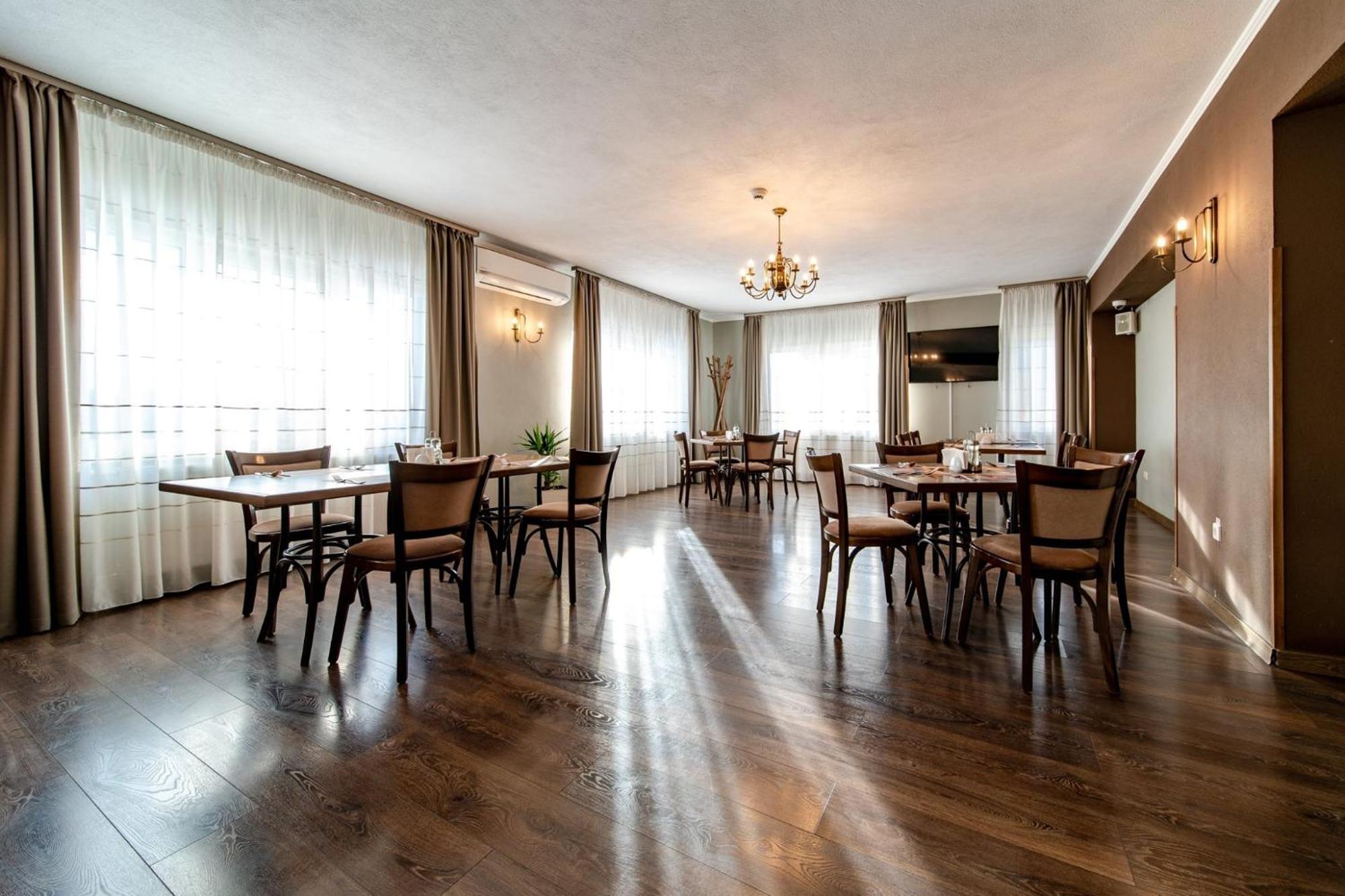 Areo Hotel & Restaurant Bradesti Екстериор снимка